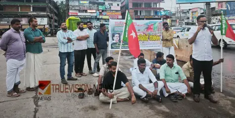 ദേശീയപാത നിർമ്മാണത്തിലെ അശാസ്ത്രീയത; വടകരയിൽ കുത്തിയിരിപ്പ് സമരം സംഘടിപ്പിച്ച് എസ്ഡിപിഐ