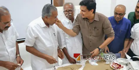 ‘വിജയത്തിന്റെ മധുരം…. തുടരും’; മുഖ്യമന്ത്രിക്ക് മധുരം നൽകുന്ന ചിത്രം പങ്കുവെച്ച് മന്ത്രി റിയാസ്