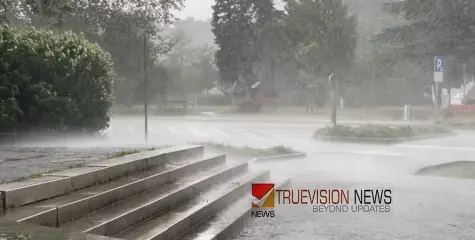 കോരിച്ചൊരിഞ്ഞ് മഴ, അതിതീവ്ര മഴയിൽ കോഴിക്കോടും കണ്ണൂരും പാലക്കാടും ഉൾപ്പെടെ വ്യാപക നാശനഷ്ടം