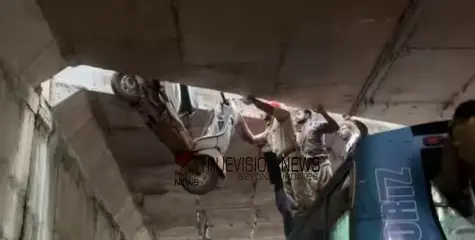 കോഴിക്കോട് കൊയിലാണ്ടി മേൽപ്പാലത്തിലെ വിടവിലൂടെ സ്‌കൂട്ടർ താഴേക്ക് വീണു, ഒരാൾക്ക് പരിക്ക്