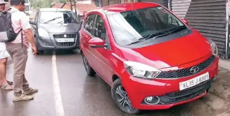 അപകടത്തിൽ കാറുകൾ തകർന്നു ; ആർക്കും പരിക്കില്ല   
