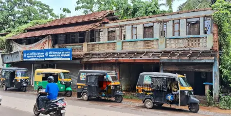 ജീവൻ പണയം വെച്ച്; കല്ലാച്ചിയിൽ സംസ്ഥാന പാതയോരത്ത് അപകടക്കെണിയായി കെട്ടിടങ്ങൾ