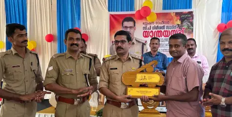  സര്‍വ്വീസില്‍ നിന്ന് വിരമിക്കുന്നവര്‍ക്ക് യാത്രയായപ്പ് നല്‍കി