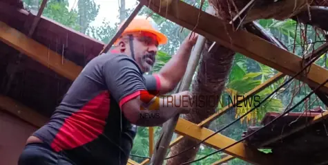 കോഴിക്കോട് കുറ്റ്യാടിയിൽ കാറ്റും മഴയും ശക്തമാകുന്നു; തെങ്ങ് വീണ് രണ്ട് വീടുകൾക്ക് കേടുപാട് 