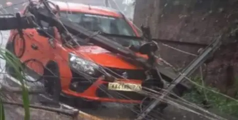 പാനൂരിനടുത്ത് തൂവക്കുന്നിൽ ഓടിക്കൊണ്ടിരിക്കെ കാറിന് മുകളിൽ ഇലക്ട്രിക് പോസ്റ്റ്റ്റ് പൊട്ടിവീണു