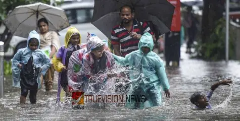 കലിതുള്ളി കാലവര്‍ഷം; രണ്ട് ജില്ലകളിലെ വിദ്യാഭ്യാസ സ്ഥാപനങ്ങള്‍ക്ക് നാളെ അവധി, സ്പെഷ്യൽ ക്ലാസുകളും പാടില്ല