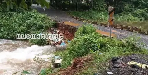  മലയോരത്ത് മഴ നാശനഷ്ടം തുടരുന്നു ; മലയോര ഹൈവേയിലെ ആനപ്പന്തിയിൽ കുണ്ടൂർ പുഴക്ക് കുറുകെ സമാന്തര റോഡ് തകർന്നു