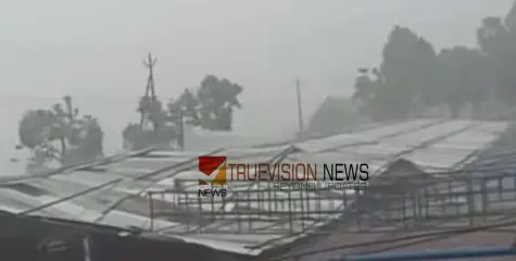 തോരാമഴ; കണ്ണൂര്‍ മാടായിയില്‍ കനത്ത കാറ്റിലും മഴയിലും കൂറ്റന്‍ പന്തല്‍ തകര്‍ന്നുവീണു