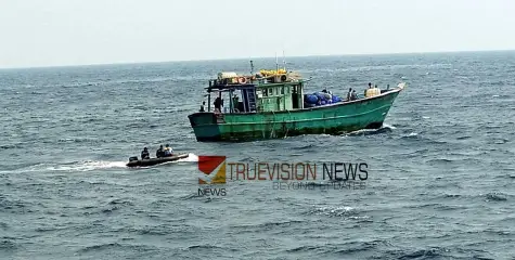 കോഴിക്കോട് ചാലിയത്ത് ബോട്ട് കരയ്ക്കടുപ്പിക്കുന്നതിനിടെ അപകടം; ലോഹക്കയറില്‍ കുടുങ്ങി അതിഥി തൊഴിലാളിയുടെ കൈ അറ്റു 