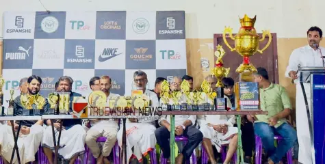 മാറ്റുരച്ച മത്സരം; കോരിച്ചൊരിയുന്ന മഴയത്തും ആവേശം ചോരാതെ ഫുട്ബോൾ ടൂർണ്ണമെൻറ് 