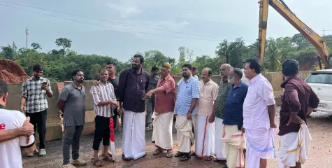 ഭീതിയൊഴിയാതെ കുപ്പം.മണ്ണിടിച്ചൽ ഉണ്ടായ സ്ഥലത്ത് രാജ്യസഭാംഗവും സി പി ഐ ദേശീയ എക്സിക്യുട്ടീവ് അംഗവുമായ അഡ്വ: പി സന്തോഷ് കുമാർ സന്ദർശിച്ചു.