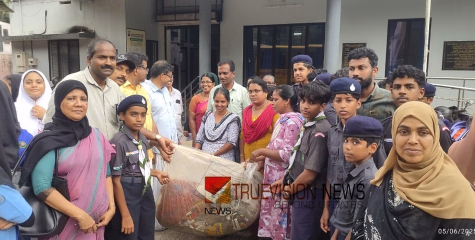 മാതൃകയായി വിദ്യാർഥികൾ; വയനാട് ചുരം ശുചീകരിച്ച് പ്ലാസ്റ്റിക് മാലിന്യങ്ങൾ ഹരിത കർമ്മ സേനക്ക് കൈമാറി
