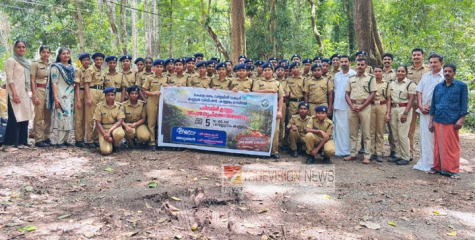 കണ്ണവം - ചെറുവാഞ്ചേരി വനപാതയിൽ ഉപേക്ഷിക്കപ്പെട്ട  പ്ലാസ്റ്റിക്കുകൾ നീക്കം ചെയ്ത് ഫോറസ്റ്റ് - സ്റ്റുഡൻ്റ് പോലീസ് - വന സംരക്ഷണ സമിതി അംഗങ്ങൾ