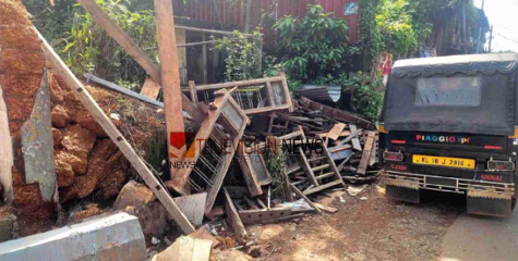 വഴിയാത്ര ദുസ്സഹം; കല്ലാച്ചി ടൗണിലെ പാതി പൊളിച്ച കെട്ടിട ഉരുപ്പടികള്‍ റോഡില്‍തന്നെ