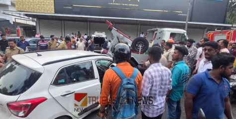 കൊല്ലത്ത് ആംബുലന്‍സും കാറും കൂട്ടിയിടിച്ച് അപകടം: കാറില്‍ കുടുങ്ങിയ യാത്രക്കാരെ ആശുപത്രിയിലേക്ക് മാറ്റി