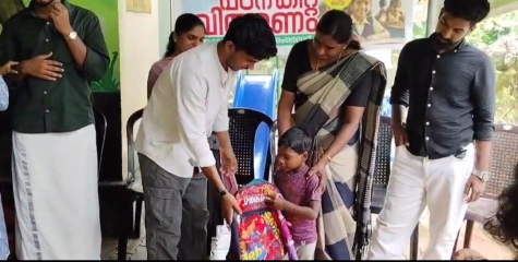 ആറളം വളയംചാൽ അങ്കണവാടിയിലെ കുട്ടികൾക്ക് പഠന കിറ്റുകൾ വിതരണം ചെയ്തു