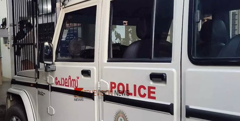തുറിച്ച് നോക്കിയെന്നാരോപണം; ബാറിന് മുന്നില്‍ വെച്ച് യുവാവിന് ക്രൂരമർദ്ദനം, രണ്ട് പേര്‍ പിടിയില്‍