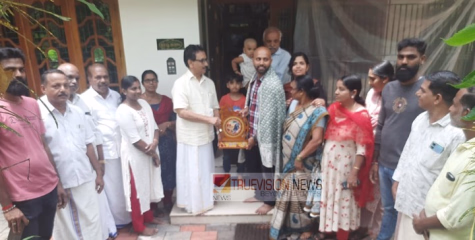 പാനൂരിൽ ഓപ്പറേഷൻ സിന്ദൂരിൽ പങ്കെടുത്ത് തിരിച്ചെത്തിയ ധീര  സൈനികന് നാടിൻ്റെ ആദരം ; ഉപഹാരം കൈമാറി കെ.പി മോഹനൻ എം എൽ എ