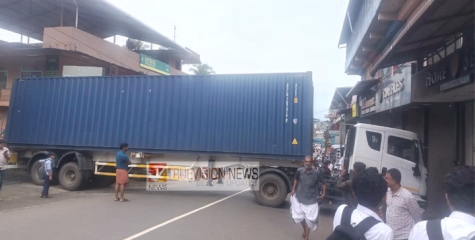 കണ്ടയ്നർ ലോറി കുടുങ്ങി ചൊക്ലിയിൽ വൻ  ഗതാഗത കുരുക്ക്
