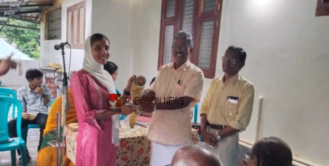 ആദരം; പുഞ്ചിരി അയൽപക്കവേദി പ്രതിഭകളെ അനുമോദിച്ചു