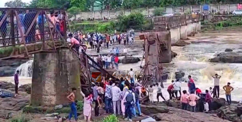 ഇരുമ്പുപാലം തകര്‍ന്ന് ആറ് മരണം, നിരവധിപേര്‍ പുഴയില്‍ വീണു; പ്രദേശത്ത് കനത്ത മഴ