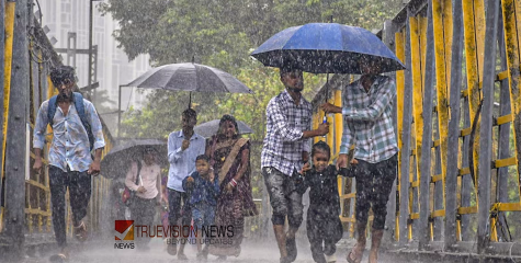 കലിതുള്ളി പെരുമഴ, അഞ്ച് ജില്ലകളിൽ റെഡ് അലർട്ട്; പതിനൊന്ന് ജില്ലകളിലെ വിദ്യാഭ്യാസ സ്ഥാപനങ്ങൾക്ക് അവധി