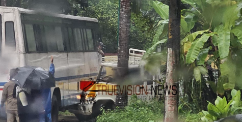 ആയഞ്ചേരിയിൽ കെ എസ് ആർ ടി സി ബസും പിക്കപ്പ് ലോറിയും കൂട്ടിയിടിച്ചു; യാത്രക്കാർ രക്ഷപ്പെട്ടത് തലനാരിഴയ്ക്ക് 