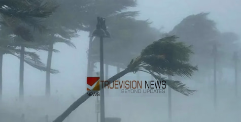 നാദാപുരം വളയത്ത് മിന്നൽ ചുഴലി; ഇലക്ട്രിക് ലൈനിൽ മരം പൊട്ടി വീണ് വൈദ്യുതി ബന്ധം താറുമാറായി