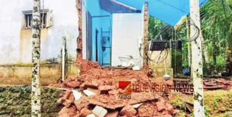 തോരാതെ മഴ; മുടവന്തേരിയിൽ വീട് തകർന്നു, വീട്ടുകാർ രക്ഷപ്പെട്ടത് തലനാരിഴയ്ക്ക് 