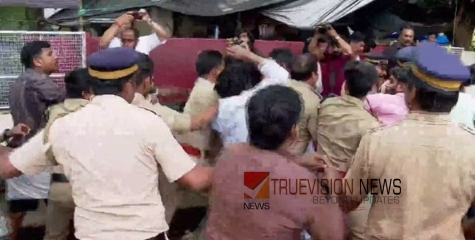 ഭാരതാംബ വിവാദം തുടരുന്നു: കോഴിക്കോട് എസ്എഫ്ഐയും യുവമോർച്ചയും തമ്മിൽ സംഘർഷം