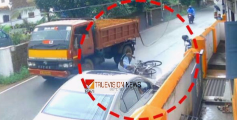 ആയുസിന്റെ ബലം; പയ്യന്നൂരിൽ സൈക്കിളിൽ നിന്ന് ഇറങ്ങാൻ ശ്രമിക്കവെ കാൽ കുടുങ്ങി മധ്യവയസ്കൻ വീണത് ലോറിയുടെ മുന്നിലേക്ക്, അത്ഭുത രക്ഷ