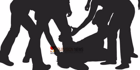 ഷൂസിട്ട് വരാനൊക്കെ ആയോ നീ...; പ്ലസ് വൺ വിദ്യാർഥിക്ക് സീനിയേഴ്സിന്റെ ക്രൂരമർദ്ദനം, നിലത്ത് തള്ളിയിട്ട ശേഷം ബെഞ്ച് മറിച്ചിട്ടു