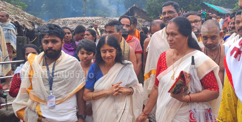 അശ്വതി തിരുനാൾ ഗൗരിലക്ഷ്മി ഭായി തമ്പുരാട്ടി കൊട്ടിയൂർ ദർനത്തിനെത്തി
