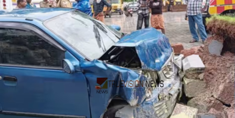 കോഴിക്കോട് നിയന്ത്രണംവിട്ട കാര്‍ ഇടിച്ചു കയറിയത് പെട്രോള്‍ പമ്പ് കോംപൗണ്ടിലേക്ക്; യാത്രക്കാര്‍ക്ക് പരിക്ക്