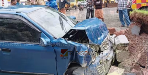 നിയന്ത്രണം വിട്ട കാര്‍ മതിലില്‍ ഇടിച്ച് അപകടം
