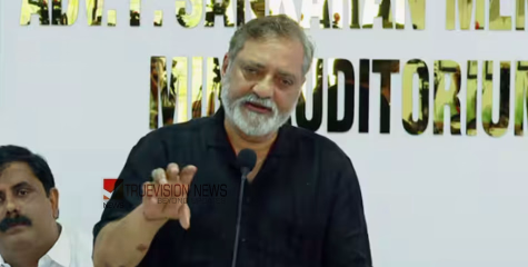 'എല്ലാവരും വെള്ളക്കുപ്പായം ഇടുമെന്നറിഞ്ഞാണ് ഞാൻ കറുപ്പ് ഇട്ടത്, കടന്നലിനെ കൂട്ടാത്ത വിഡിക്ക്  സല്യൂട്ട്' -  ജോയ് മാത്യു