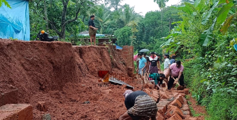 കനത്ത മഴ; ദേവര്‍കോവിലിൽ വീടിന്റെ മതില്‍ ഇടിഞ്ഞു