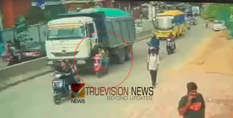 അതിദാരുണം ...; അമ്മയുടെ സ്കൂട്ടറിൽ സ്കൂളിലേക്ക് പോകുന്നതിനിടെ അപകടം; ഒന്നാം ക്ലാസ് വിദ്യാർത്ഥി ടിപ്പറിടിച്ച് മരിച്ചു