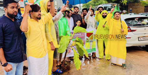 അപകടം പതിവ്; കല്ലാച്ചി നാദാപുരം സംസ്ഥാന പാത പൊട്ടിപ്പൊളിഞ്ഞു, യൂത്ത് ലീഗിന്റെ പ്രതിഷേധം 