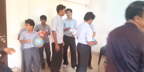 അലയൻസ് ഇൻ്റർനാഷണൽ ക്ലബ്ബിൻ്റെ ആഭിമുഖ്യത്തിൽ  സ്കൂൾ വിദ്യാർത്ഥികൾക്കായി ഫുട്ബോൾ വിതരണം നടത്തി