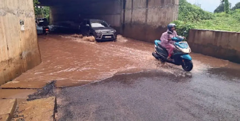 കുഴമ്പുപരുവത്തിൽ ചെളി; അങ്ങാടിക്കടവ്‌ അടിപ്പാതയിൽ യാത്ര ദുരിതം 