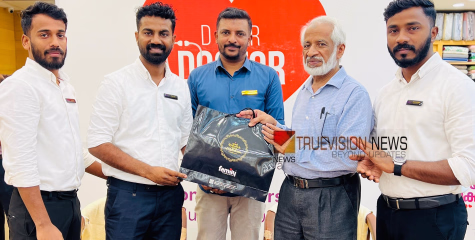 ഡോക്‌ടേഴ്‌സ് ഡേ; ഓർത്തോ സ്പെഷ്യലിസ്റ് ഡോ. കെ എം അബ്ദുല്ലയെ ആദരിച്ച് ഫാമിലി വെഡ്ഡിംഗ് സെന്റർ