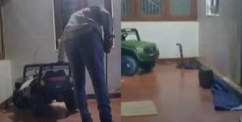 കണ്ണൂർ ചെറുവാഞ്ചേരിയിൽ  കളിപ്പാട്ടത്തിനടിയിൽ നിന്ന്   രാജവെമ്പാലയെ പിടികൂടി