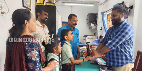 ഡോക്ടേഴ്സ് ദിനം: തലക്കാണി സ്കൂളിലെ വിദ്യാർത്ഥികൾ റോസാപൂക്കളുമായി കൊട്ടിയൂർ കുടുംബാരോഗ്യകേന്ദ്രത്തിലെത്തി