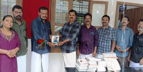 വായന പക്ഷാചരണം; ഗ്രന്ഥാലയത്തിന് പുസ്തക ശേഖരം കൈമാറി വി.ആര്‍ സുധീഷ് മാതൃകയായി 
