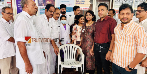 വീൽ ചെയർ കൈമാറി; കുറ്റ്യാടി താലൂക്ക് ആശുപത്രിക്ക് നൻമയുടെ കൈത്താങ്ങ്