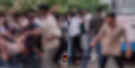 കോഴിക്കോട് നടുറോഡിൽ തമ്മിൽത്തല്ല്; വിദ്യാർത്ഥികൾക്ക് നേരെ ലാത്തിവീശി പൊലീസ്