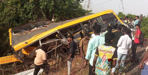 തമിഴ്‌നാട് കടലൂരിൽ സ്കൂൾ വാനിൽ ട്രെയിനിടിച്ച് അപകടം; മൂന്ന് വിദ്യാർഥികൾ ഉൾപ്പടെ നാല് പേർക്ക് ദാരുണാന്ത്യം