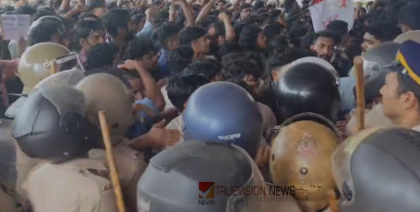 സർവകലാശാലകൾ കാവിവത്ക്കരിക്കുന്നു; ഗവര്‍ണര്‍ക്കെതിരേ പ്രതിഷേധം കടുപ്പിച്ച് എസ്എഫ്‌ഐ, കണ്ണൂരും കോഴിക്കോട്ടും സംഘര്‍ഷം