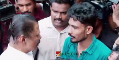 ഉന്നത വിദ്യാഭ്യാസത്തെ സങ്കിവൽക്കരിക്കാൻ അനുവദിക്കില്ല, ഓർത്തോളൂ ഇത് കേരളമാണ് - എസ്എഫ്ഐ